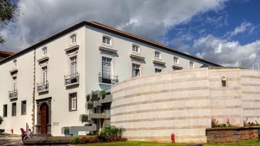 Covid-19: Assembleia da Madeira retoma plenários com controlo corporal de temperatura