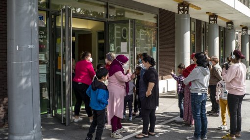 Covid-19: França encerra 81 escolas e 2.100 turmas devido a casos positivos