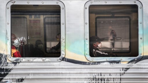 Covid-19: Pessoas tentam evitar ajuntamentos nos transportes em Lisboa mas têm dificuldade