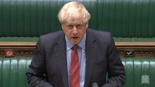Covid-19: PM britânico admite que novas restrições possam prolongar-se por seis meses