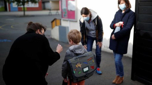 Covid-19: Matosinhos pede aos encarregados de educação cuidados à porta das escolas