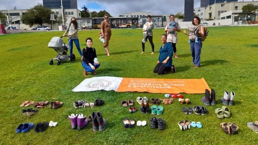 Sapatos num relvado de Lisboa pelo direito das grávidas a acompanhante