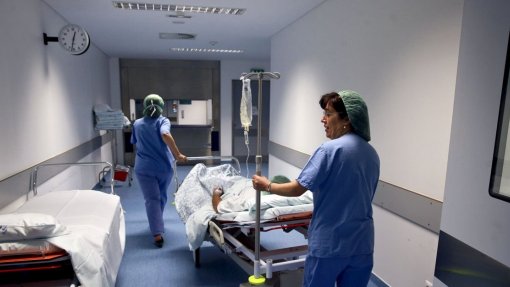 Hospitais de Coimbra colocaram novo tipo de implantes auditivos em doentes com surdez