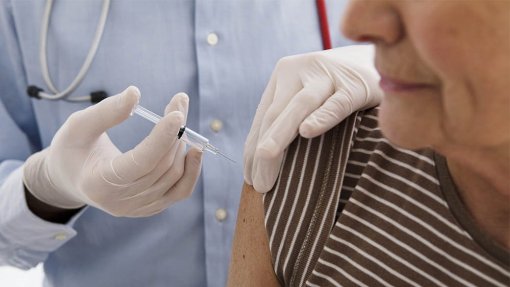 Gripe: 10% das vacinas destinadas aos idosos administradas em 2.000 farmácias