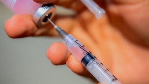 Programa de vacinação alarga vacina da meningite B a todas as crianças e do HPV a rapazes