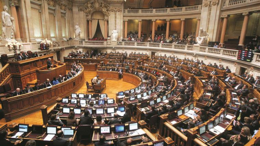 Parlamento debate hoje diplomas do PS e PSD que criam regras especiais para voto em pandemia