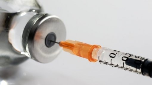 Covid-19: Interrompidos ensaios de vacina devido a doença em participante