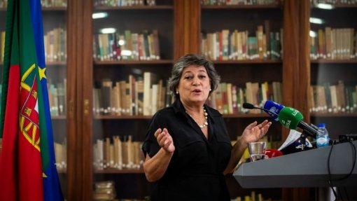 Covid-19: Ana Gomes considera inconstitucional uso obrigatório da aplicação StayAwayCovid