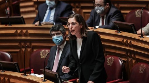 Covid-19: PS sem posição fechada sobre aplicação obrigatória e quer ouvir especialistas