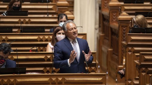 Líder da bancada do PSD admite que uso obrigatório da aplicação é controverso”