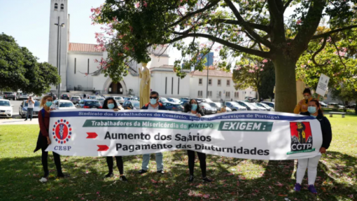 Trabalhadores das misericórdias em greve protestam frente ao Ministério do Trabalho