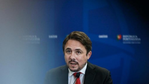 Covid-19: Governo admite recorrer aos setores privado e social, mas prioridade é o SNS