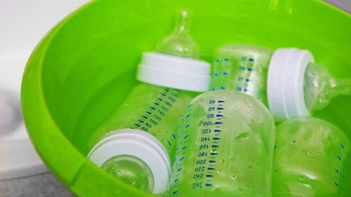 Preparação e esterilização de biberões podem libertar 16,2 milhões de microplásticos
