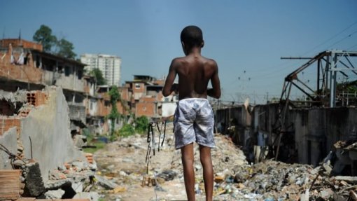 Uma em cada seis crianças vivia em extrema pobreza em 2017 e covid-19 piorou situação - relatório