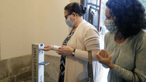 Covid-19: Casos ativos de infeção diminuem pela primeira vez desde agosto