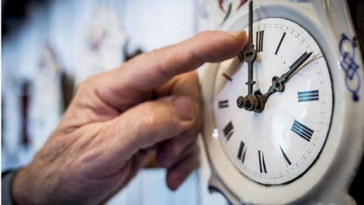 Relógios atrasam uma hora na madrugada de domingo