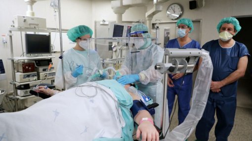 Covid-19: Hospital de Santo António no Porto &quot;antecipa procura” e abre mais 17 camas