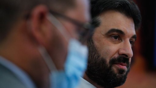 Covid-19: Partidos criticam Governo por falta de professores e número de alunos por turma