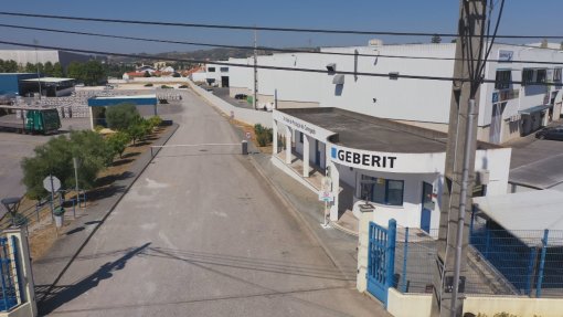 Covid-19: Segundo surto na fábrica de cerâmica Geberit do Carregado com 56 infetados