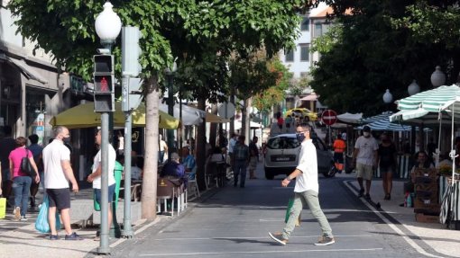 Covid-19: Madeira vai adaptar lei do uso obrigatório de máscara na rua - governo