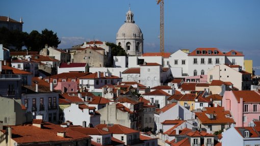 Covid-19: Confederação do turismo rejeita novo confinamento e pede reforço do SNS