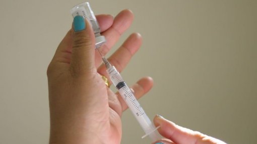 Ministra da Saúde garante que ainda há 800 mil vacinas para a gripe em stock