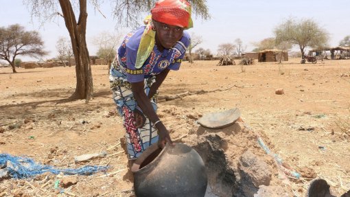 Ajuda alimentar chega a menos de metade das pessoas necessitadas em Moçambique - relatório