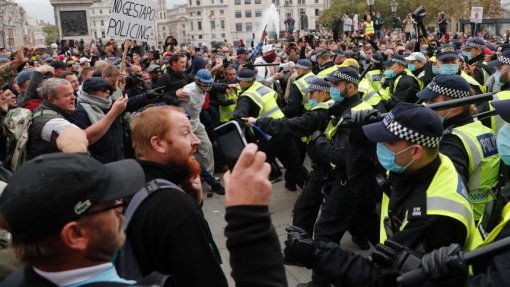 Covid-19: Quase 200 pessoas detidas em Londres por protestos anti-confinamento
