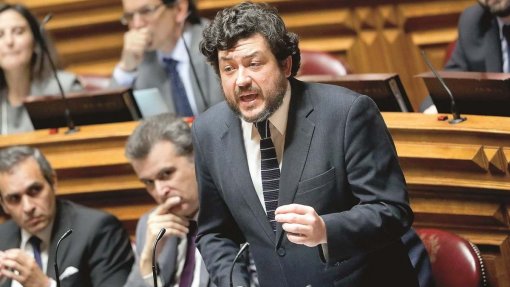 Covid-19: PS defende que decreto do estado de emergência é proporcional e com medidas adequadas