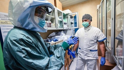 Médicos e enfermeiros do Hospital de Barcelos fardam-se num pavilhão desportivo