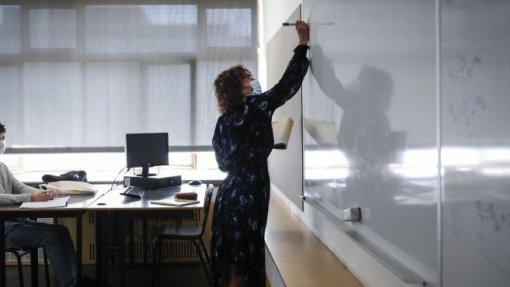 Covid-19: Trabalhadores das autarquias e docentes sem componente letiva podem reforçar rastreio