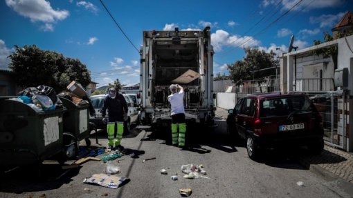 Governo deixa que privados definam metas de reutilização, acusam ambientalistas