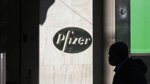 Covid-19: UE quer contar com seis vacinas e assina com Pfizer dentro de dias