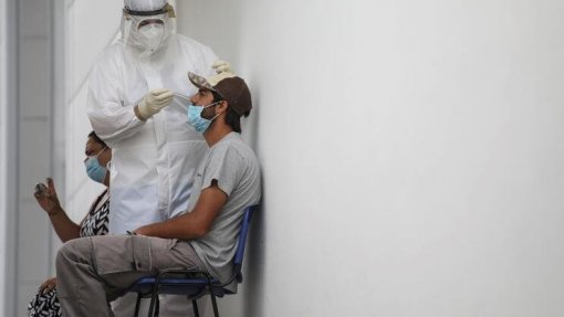 Covid-19: Investigadores portugueses defendem testes alargados a sintomas ligeiros