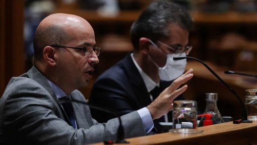 OE2021: Governo admite rever exclusividade no SNS mas não em sede orçamental