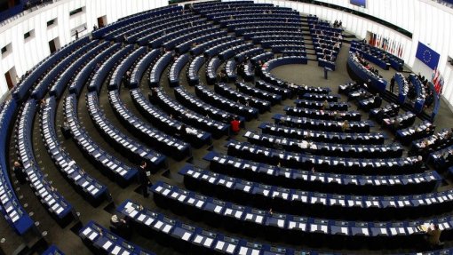 Covid-19: PE dá ‘luz verde’ a programa de saúde integrado no plano de recuperação da UE