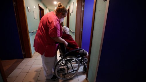 Covid-19: Amnistia acusa Bélgica de violação de direitos dos idosos em lares