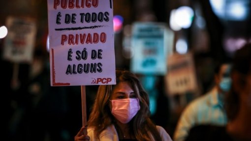 PCP faz “manif” à porta do Ministério da Saúde para defender SNS e criticar PS