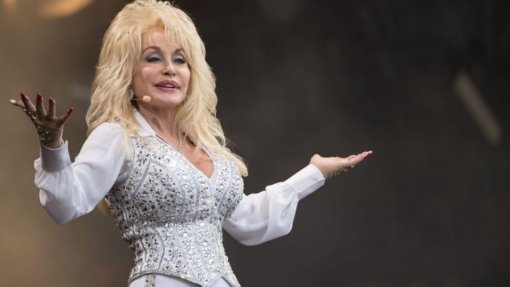Covid-19: Dolly Parton financia vacina contra o novo coronavírus