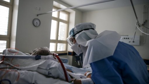 Covid-19: Um terço das pessoas internadas tem entre 40 e 69 anos
