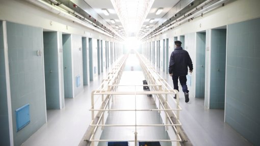 Covid-19: Prisões não se encaixam na recomendação do uso de máscaras - direção-geral