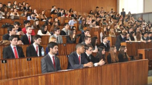 Covid-19: Aulas práticas comprometidas na ULisboa por falta de equipamentos de proteção