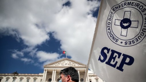 Sindicato dos Enfermeiros exige que governo negoceie medidas que retenham profissionais no SNS
