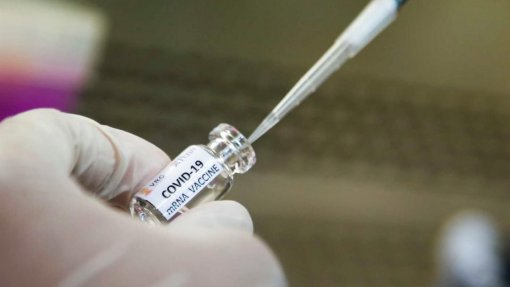 Covid-19: Comissão Europeia espera primeira autorização a vacina em dezembro