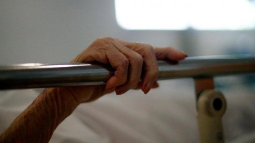 Covid-19: População residente em lares vai ser rastreada com testes rápidos - DGS