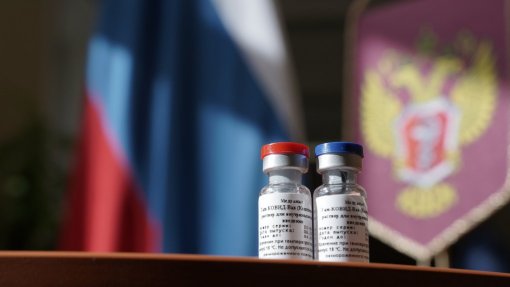 Covid-19: Rússia anuncia eficácia de 95% da vacina Sputnik V