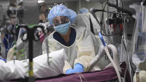 Covid-19: Médicos devem dar prioridade a quem pode recuperar vida normal e não à idade