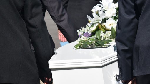 Covid-19: Quase 82% do acréscimo de mortes atribuído à doença - INE