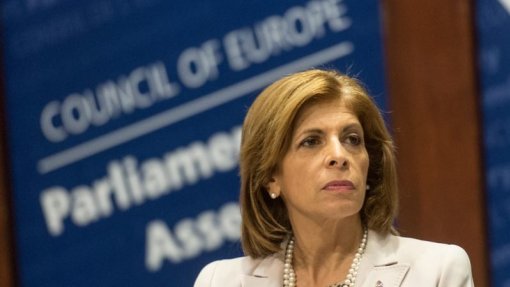 Covid-19: Comissária europeia da Saúde defende “coordenação” nas estratégias de vacinação