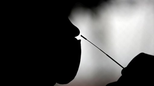 Covid-19: Cada doente volta a infetar, em média, menos de uma pessoa